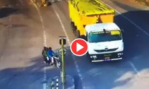 CG- ट्रेलर ने कुचला बाइक सवार को, हुई एक की मौत, वीडियो आया सामने...