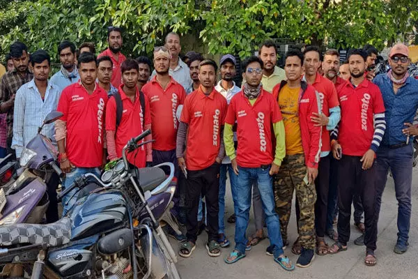 जोमैटो के कर्मचारियों ने फूड डिलीवरी की बंद, गिग्स सिस्टम में बदलाव की मांग की... जोमैटो के कर्मचारियों ने फूड डिलीवरी की बंद, गिग्स सिस्टम में बदलाव की मांग की...