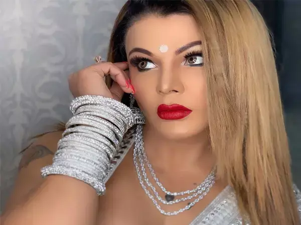 Rakhi Sawant बनीं आइटम बॉम्ब, बल्ब लपेटकर सड़कों पर उतरीं...फैंस बोले- नमूना, पटाखा लग रही है
