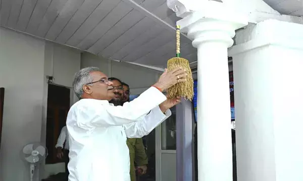 CM हाउस में दिवाली: सीएम भूपेश ने घर में लटकाया पहटा, धान के झालर बांधने की रस्म की पूरी, देखें फोटो