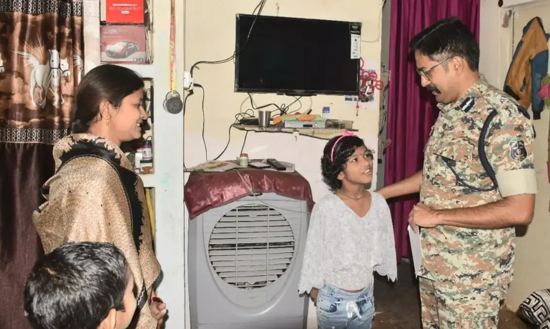 देखें तस्वीरें CG शहीदों के घर दिवाली: सीएम का संदेश लेकर शहीदों के घर पहुंचे आईजी-एसपी, शुभकामनाएं दीं