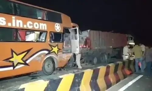 भीषण बस एक्सीडेंटः ट्रेलर से बस टकराई, दिवाली और छठ मनाने घर लौट जा रहे 15 मजदूरों की मौत, 40 से अधिक घायल