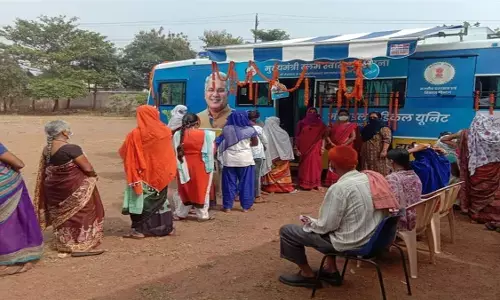 छत्तीसगढ़ में गरीबों के लिए वरदान बन गई मुख्यमंत्री शहरी स्लम स्वास्थ्य योजना, 120 मोबाइल बसें घर-घर पहुंचा रही स्वास्थ्य सुविधाएं, फ्री में दी जा रही दवाइयां