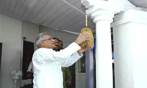 CM हाउस में दिवाली: सीएम भूपेश ने घर में लटकाया पहटा, धान के झालर बांधने की रस्म की पूरी, देखें फोटो