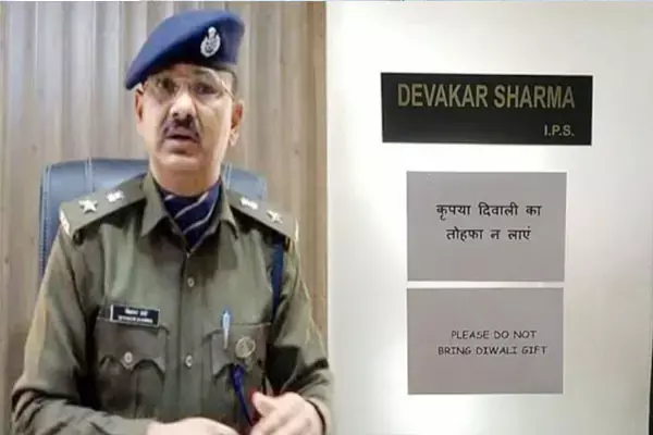 एसपी का अनोखा अंदाज:- बिलासपुर के एसपी ने दरवाजे के बाहर चस्पा किया दीपावली पर गिफ्ट न लाने का पाम्पलेट