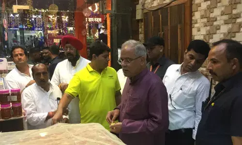 Photo बड़ी खबर: सीएम भूपेश बघेल बाजार पहुंचे, व्यापारियों ने कहा- पहली बार सीएम को देखा दिवाली की खरीददारी करते