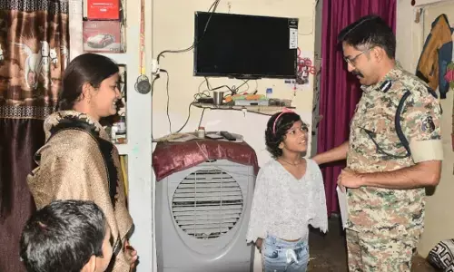 देखें तस्वीरें CG शहीदों के घर दिवाली: सीएम का संदेश लेकर शहीदों के घर पहुंचे आईजी-एसपी, शुभकामनाएं दीं