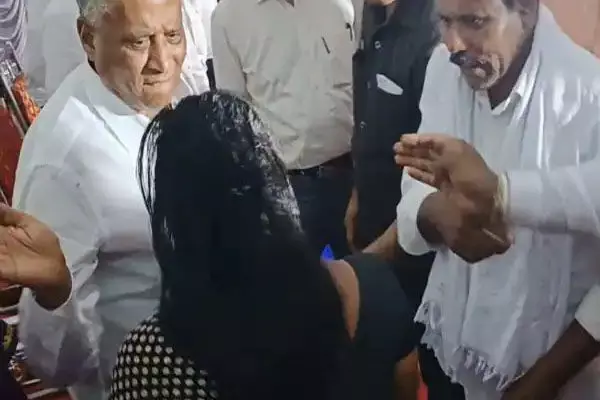 मंत्री ने महिला को जड़ा थप्पड़: बीजेपी के मंत्री ने सरेआम फरियादी महिला को मारा थप्पड़, वीडियो सोशल मीडिया में वायरल... मंत्री ने महिला को जड़ा थप्पड़: बीजेपी के मंत्री ने सरेआम फरियादी महिला को मारा थप्पड़, वीडियो सोशल मीडिया में वायरल...