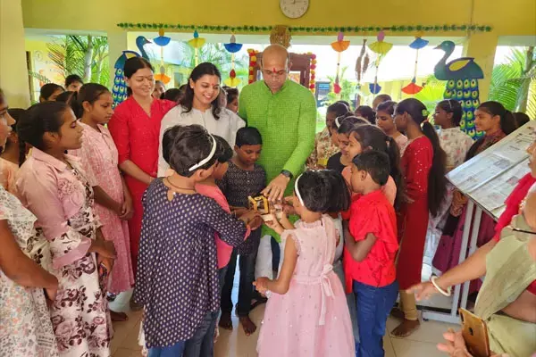 CG News: पत्नी के साथ बालिका गृह पहुँच कलेक्टर ने बच्चियों संग बाँटी दिवाली की ख़ुशियाँ