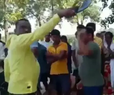 CG-VIDEO: थाना प्रभारी के सामने भिड़े हेड कॉन्स्टेबल व सहायक आरक्षक, SP ने किया तीनों को लाइन अटैच, देखें