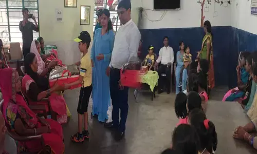 SP ने बालिका आश्रम और वृद्धाश्रम में जाकर सपरिवार मनाया दिवाली... मिठाई, पटाखा, कंबल और अन्य उपहार देकर बांटी खुशियां