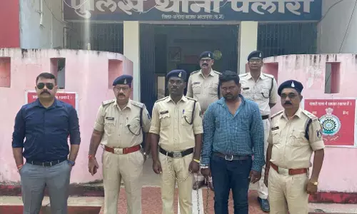 पुलिस की पिटाई: जुआ पकड़ने गए पुलिसकर्मियों की ढाबा संचालक जुआरी ने की पिटाई, पुलिस ने निकाला आरोपी का जुलूस