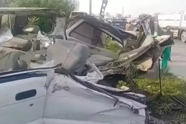 दर्दनाक हादसा, बिजली के खंभे से कार टकराई, 4 महिला और 2 बच्चियों की मौत...