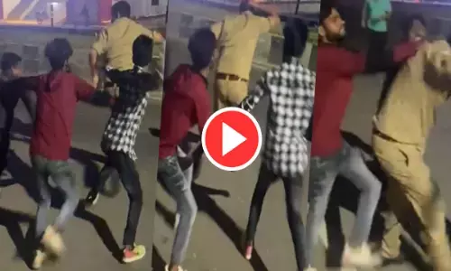 पुलिसवाले को दौड़ा-दौड़ाकर पीटा: 4 लड़कों को एक बाइक पर जाने से रोका, युवकों ने की जमकर पिटाई...VIDEO वायरल....