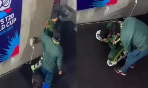 T20 World Cup 2022: जिम्बाब्वे के खिलाफ हार के बाद घुटने पर बैठ रोते-बिलखते नजर आए शादाब खान- UNSEEN VIDEO