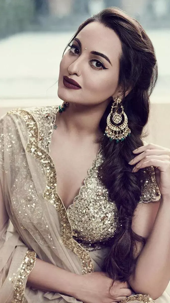 इन आँखों को जब तेरा दिरदार हो जाता है ,दिन कोई भी हो मेरा त्यौहार हो जाता है :