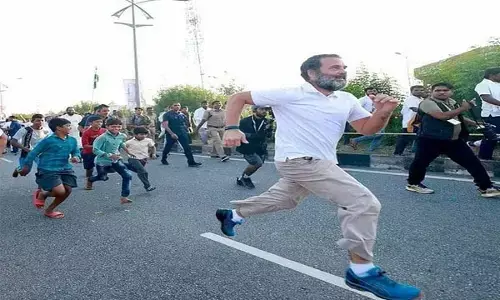 राहुल गांधी ने बच्चों व कार्यकर्ताओं संग लगाई दौड़, पीछे-पीछे दौड़ने लगे सुरक्षाकर्मी... देखें ये वीडियो