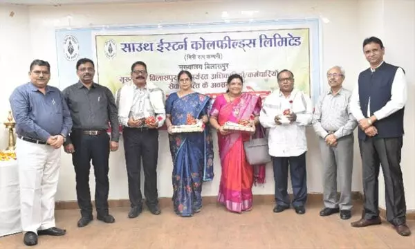 एसईसीएल मुख्यालय के सेवानिवृत्त कर्मियों को भावभीनी विदाई दी गयी... एसईसीएल मुख्यालय के सेवानिवृत्त कर्मियों को भावभीनी विदाई दी गयी...