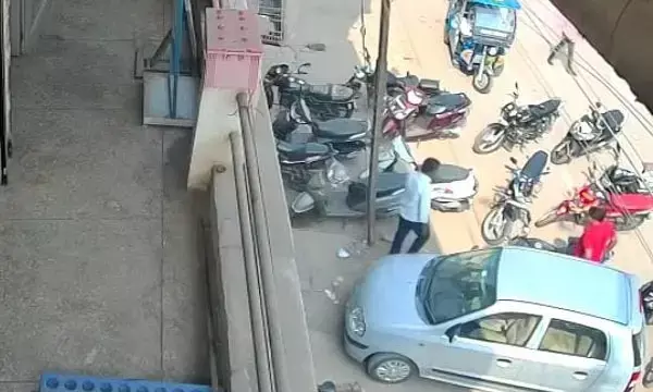 छत्तीसगढ़-उठाईगिरी का Live वीडियो: फिल्मी अंदाज में गाड़ी की डिक्की से ढाई लाख पार, कुछ ही मिनट में दो आरोपियों ने दिया घटना को अंजाम...