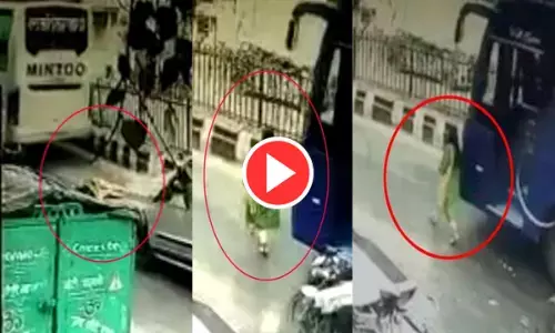 दर्दनाक घटना: ठेले वाले की बेटी को बस ने कुचला, कई मीटर तक घसीटा...VIDEO वायरल