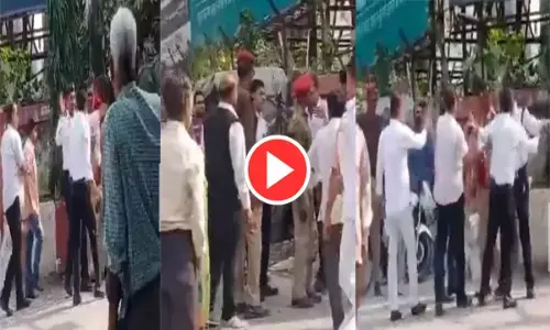 पुलिसकर्मी की जमकर पिटाई: लोगों ने सिपाही पर बरसाए लात घूंसे, सोशल मीडिया पर VIDEO वायरल...