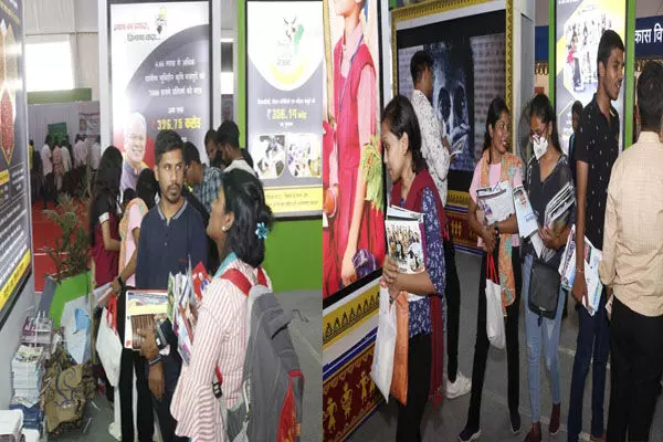 जनसम्पर्क के स्टॉल में प्रतियोगी युवाओं का हुजूम, छत्तीसगढ़ के जनजीवन और विकास पर आधारित पठनीय सामग्री हासिल करने की ललक जनसम्पर्क के स्टॉल में प्रतियोगी युवाओं का हुजूम, छत्तीसगढ़ के जनजीवन और विकास पर आधारित पठनीय सामग्री हासिल करने की ललक