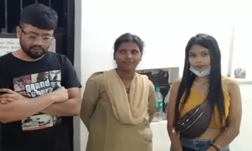 चलती कार में गर्लफ्रेंड पी रही थी बीयर, बॉयफ्रेंड दौड़ा रहा था कार, नशे में पुलिस बैरिकेड को ठोकर मार कर भागे...