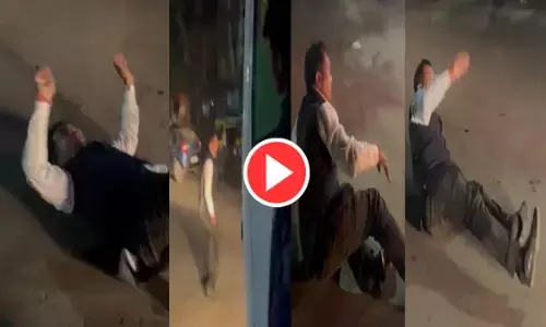 cg news Video-पूर्व मंत्री ननकी राम कंवर के बेटे नशे में बीच सड़क पर बस के सामने लेट गए, लोग मनाने लगे तो गाली दी; पुलिस ने...