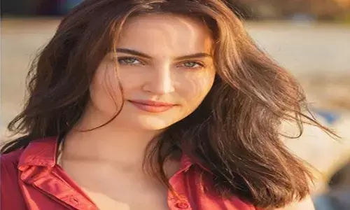 एली अवराम उतार फेंके कपड़े और लपेट टॉवेल, दिए गरमा गरम पोज… बोल्ड तस्वीरें देख फैंस हुए बेकाबू