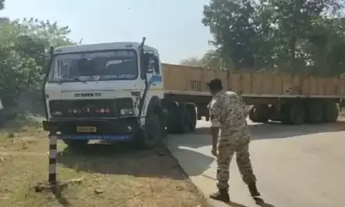 CG-दो जवानों की मौत: ऑपरेशन में निकले बाइक सवार जवानों को ट्रेलर ने मारी टक्कर, दोनों की मौके पर मौत