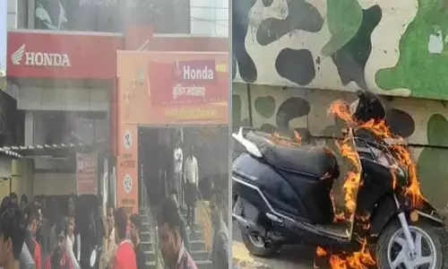 होंडा शो रूम के बाहर पेट्रोल डालकर स्कूटी में लगाईं आग... युवक का जमकर हंगामा, सर्विसिंग सेंटर के कर्मचारियों पर लगाए ये आरोप