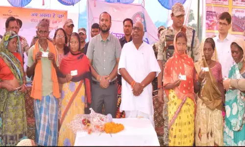 संवेदनशील नक्सल प्रभावित क्षेत्र पुंदाग पहुंचे संसदीय सचिव चिन्तामणी महाराज व कलेक्टर विजय दयाराम के...