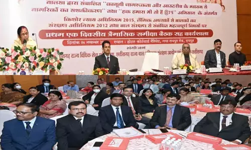 पहले नैतिक कहानियों की प्रेरक पुस्तकें बच्चों के हाथ मेें होती थी, अब उसका स्थान मोबाइल ने ले लिया...न्यायाधीश भादुड़ी ने कहा- मोबाइल के दुष्प्रभाव को रोकना होगा