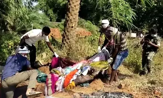 CG दोबारा अंतिम संस्कार: धर्मांतरित परिवार ने घर की बाड़ी में शव दफनाया तो विरोध, कब्र से लाश निकाली; 7 दिन बाद फिर अंतिम संस्कार