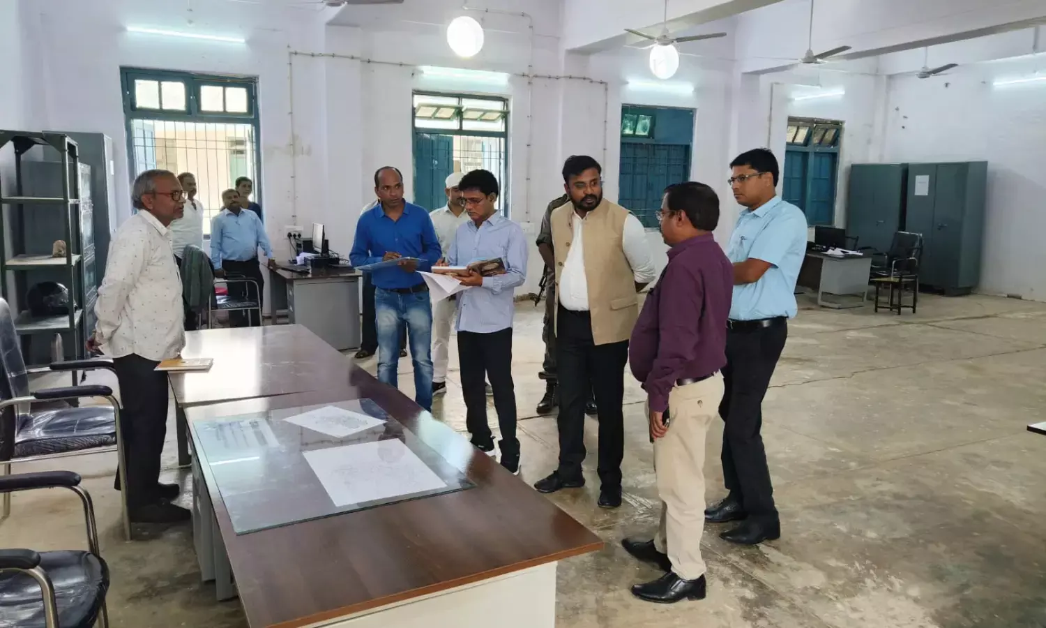 पंचायत सचिव सस्पेंड: संभाग कमिश्नर के दौरे में गायब मिले 20 से ज्यादा को शोकॉज नोटिस, सीडीपीओ को...