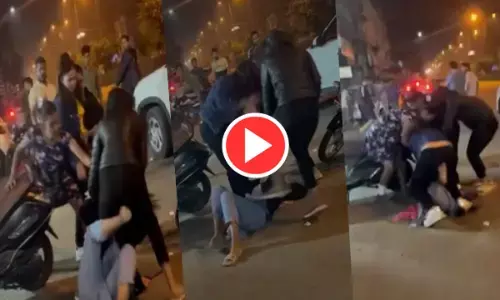 Video नाइट कल्चर: चार लड़कियों ने अकेली लड़की को देर रात बीच सड़क पर पटक-पटककर पीटा, वीडियो वायरल...