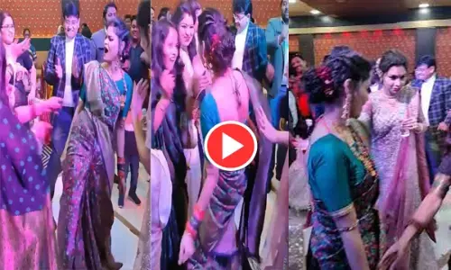 Viral Video: DJ वाले ने चलाया ऐसा गाना सुनते ही आंटी हुईं बेकाबू!, स्टेज पर मचाई धूम...डांस देख लोग हुए दंग...