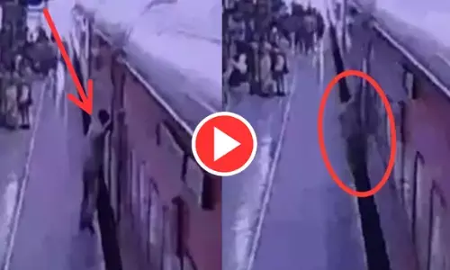 Oh My God!: चलती ट्रेन में चढ़ते वक्त ट्रैक के बीच गिरा शख्स, VIDEO देखकर दहल जाएगा दिल...