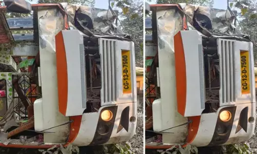 यात्री बस पलटी, बस की चपेट में आकर तीन बाइक सवारों की मौत,दर्जन भर बस यात्री घायल