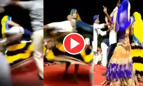 VIDEO-महिला डांसरों के साथ डांस करने स्टेज पर पहुंचा युवक, फिर लड़की ने गोद में उठाकर किया ऐसा हाल...खड़ा होना भी हुआ मुश्किल...
