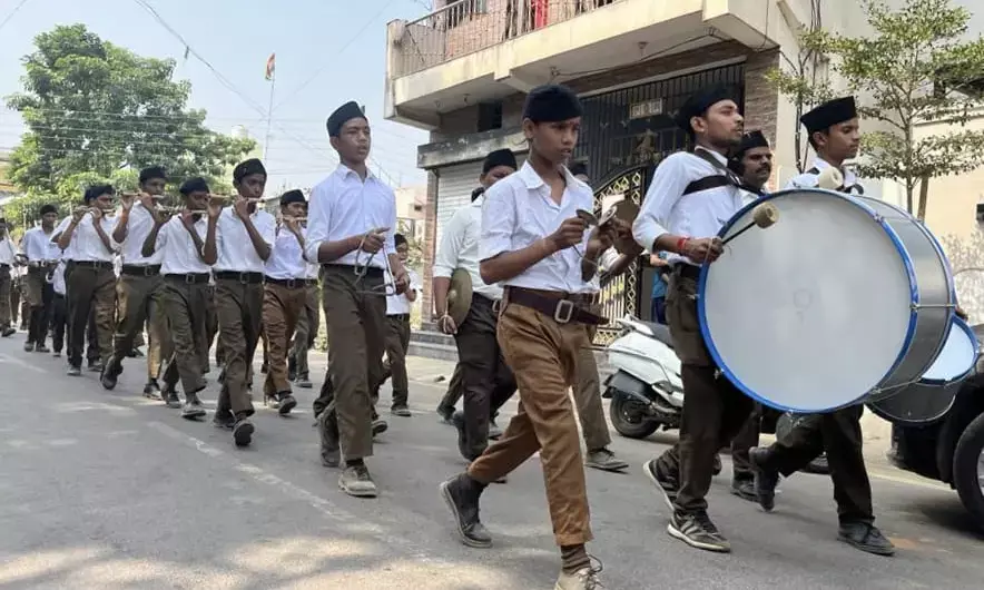 बाल पथ संचलन: श्री गुरुनानक जयंती पर संघ के बाल स्वयंसेवकों का घोष वादन के साथ निकला पथ संचलन