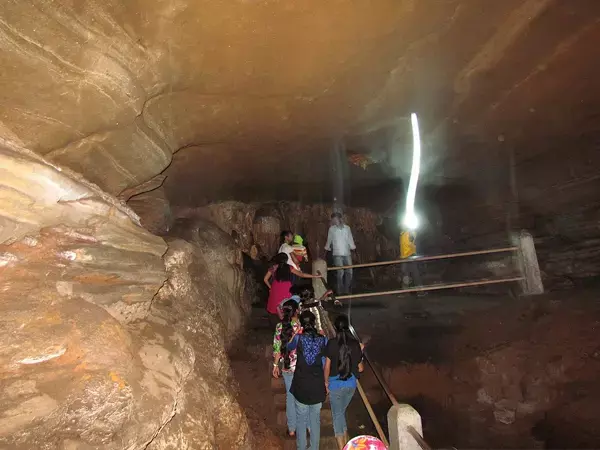 Kotumsar cave, Jagdalpur: प्रकृति का चमत्कार, जहां चूना पत्थर से खुद-ब-खुद बनते हैं नित नए आकार, अंधी मछलियां भी हैं आकर्षण का केन्द्र