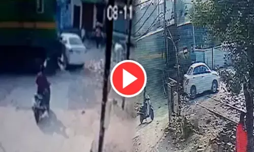 मालगाड़ी की चपेट में आई BJP नेता की कार, टक्कर मारकर घसीटते हुए ले गई... हादसे का VIDEO आया सामने...