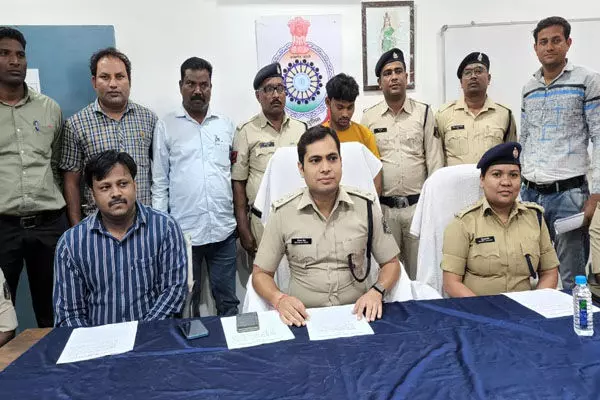 पत्नी को ढकेला पहाड़ से, फिर सुनाई सेल्फी लेने के दौरान पैर फिसलने से गिरने की कहानी, हुआ गिरफ्तार पत्नी को ढकेला पहाड़ से, फिर सुनाई सेल्फी लेने के दौरान पैर फिसलने से गिरने की कहानी, हुआ गिरफ्तार