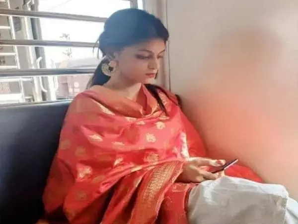 इश्क में एक लड़की के घर से भागने की स्टोरी: कैसे उसने प्रेमी के पास जाना छोड़ ट्रेन की टिकिट फाड़ दी, फफकते हुए पिता को लगाया फोन...