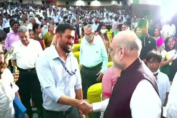 महेंद्र सिंह धोनी करेंगे BJP ज्वाइन?... अमित शाह से इंडिया टीम के पूर्व कप्तान ने मिलाया हाथ, फोटो वायरल