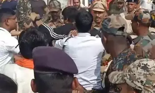 CG वीडियो-बाउंसर की पुलिस ने की पिटाई: शिव महापुराण कथा के दौरान बाउंसर की पिटाई का वीडियो वायरल, पढ़ें पूरी खबर....