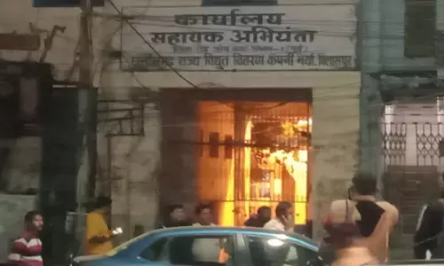 CG 13 लाख लूट ब्रेकिंग: बिलासपुर में 13 लाख की लूट, बिजली अभियंता कार्यालय में चाकू की नोक पर नकाबपोश बदमाशों ने की लूट