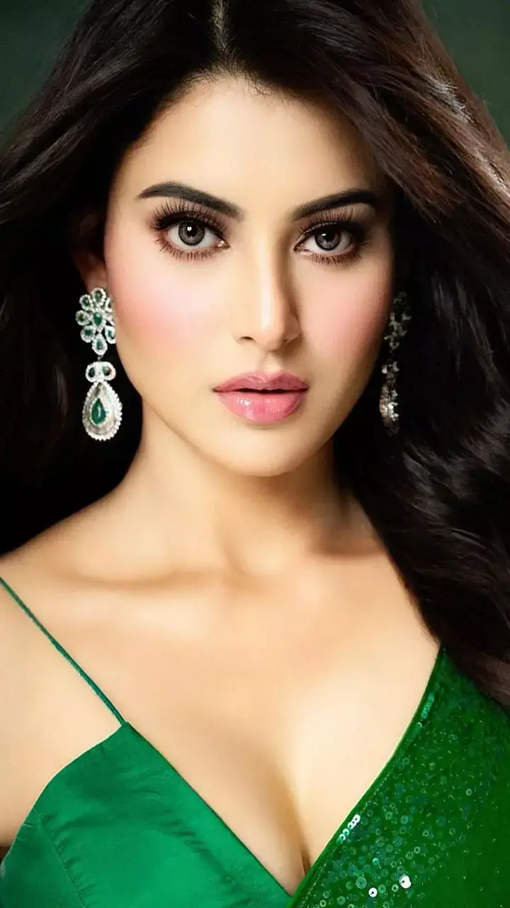 ग्रीन साड़ी में उर्वशी ने इंटरनेट पर लगाई आग