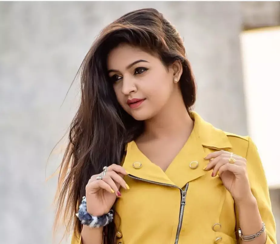 सीजी मूवी की हीरोइन आनिकृति चौहान :